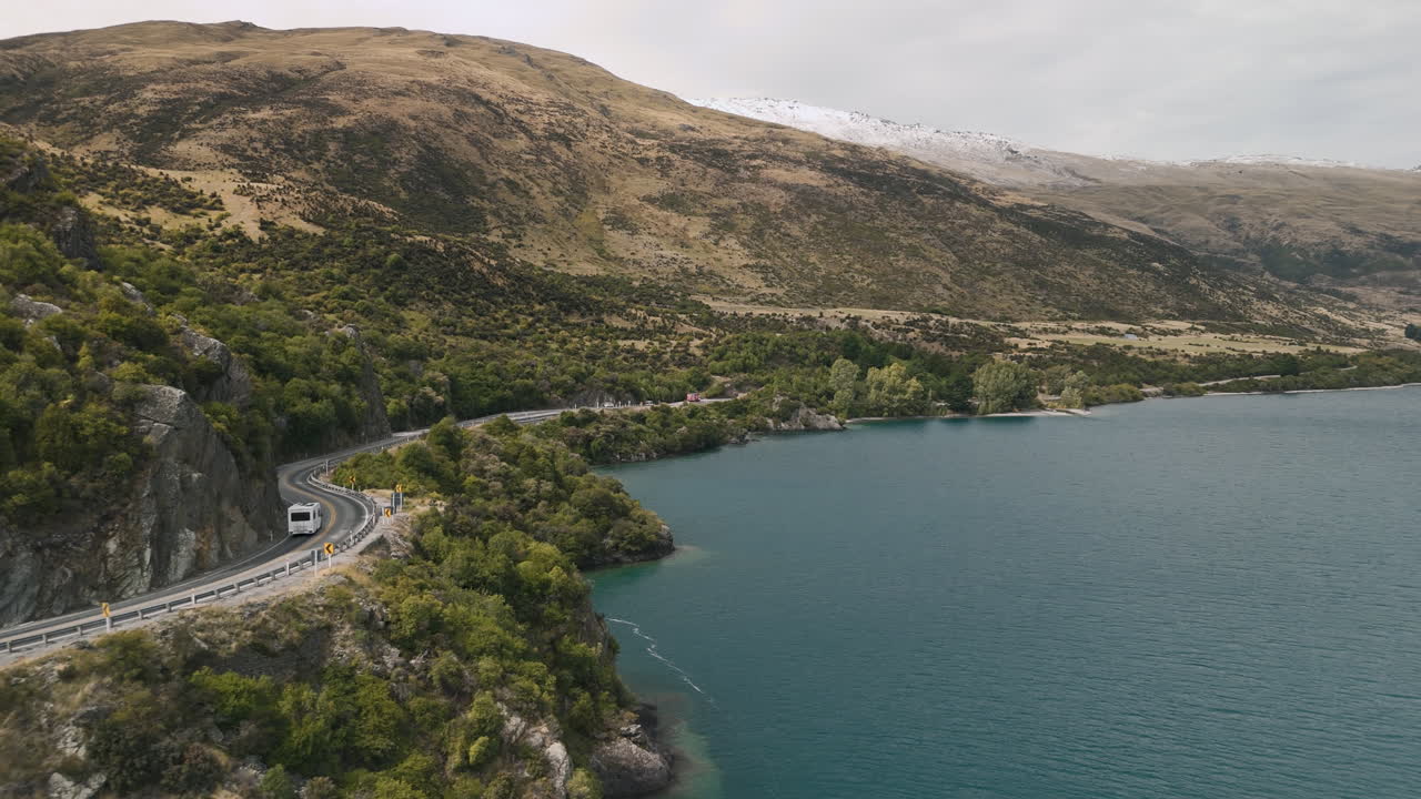 Viaggio panoramico in auto lungo un lago nelle montagne della Nuova Zelanda