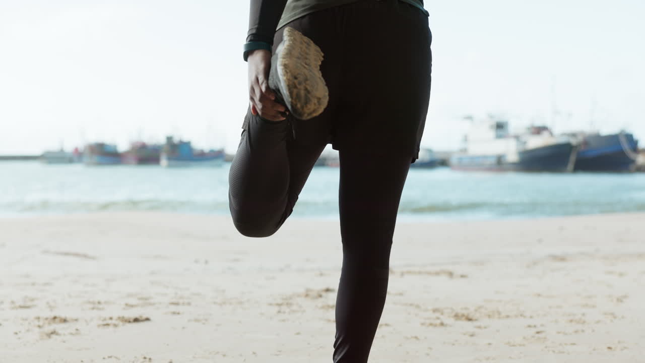 해변에서 달리는 사람