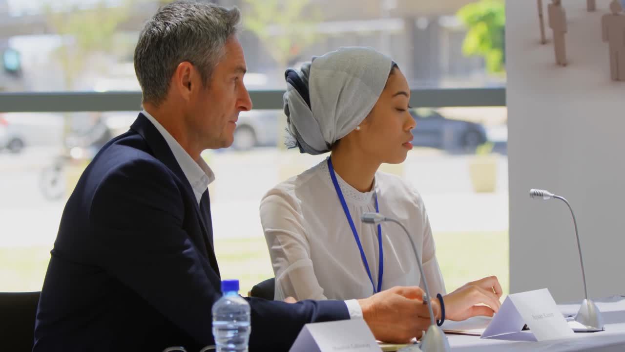 비즈니스 세미나에 참석하는 다민족 사업가들 4k