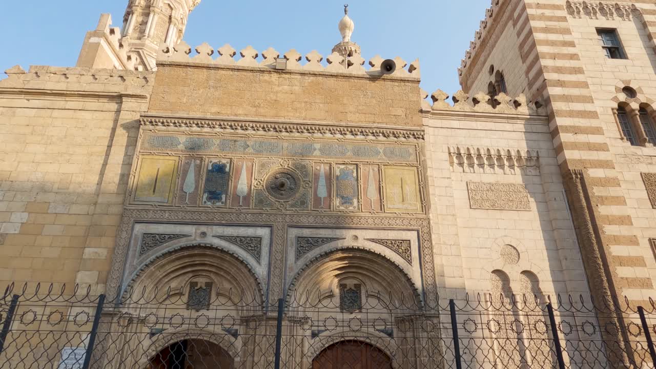 mezquita al-azhar, ciudad de el cairo en egipto. ángulo bajo
