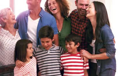 familia linda posando para una foto