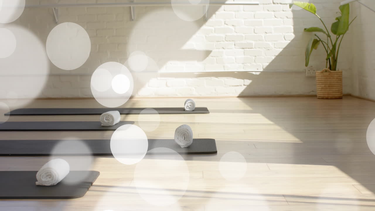보케 빛 애니메이션 위에 스튜디오에서 굴러 요가 매트와 수건