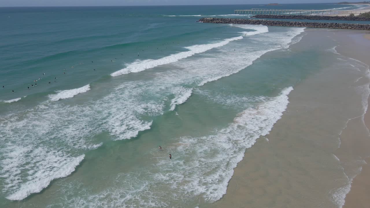 surfistas disfrutando de las grandes olas del océano de la playa de duranbah en la ciudad australiana de la costa dorada