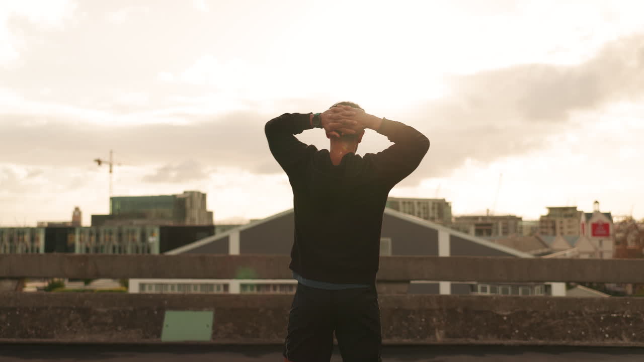 운동, 도시 및 남자 축제의 뒷면