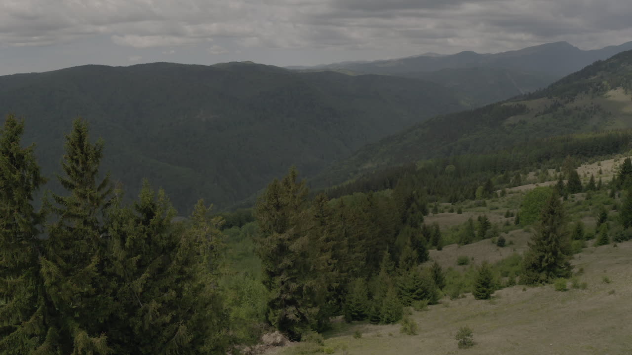 imágenes de drones de montaña tomadas por dji mavic 2 pro