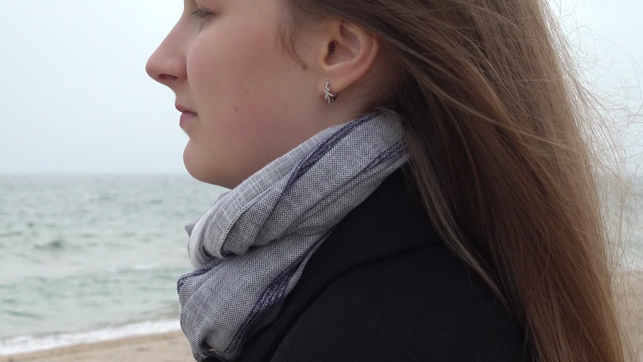 Flickan tittar på havet. Fotografering på stranden.