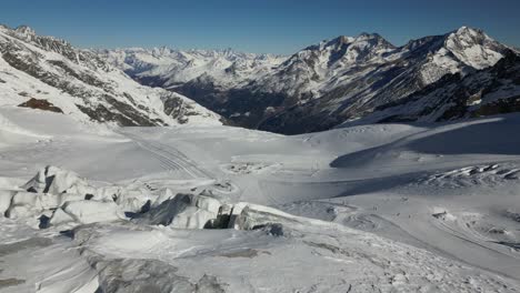 Luftaufnahme-Einer-Bergkette-In-Den-Schweizer-Alpen,-Blauer-Himmel-Im-Winter,-Schneebedeckte-Landschaft
