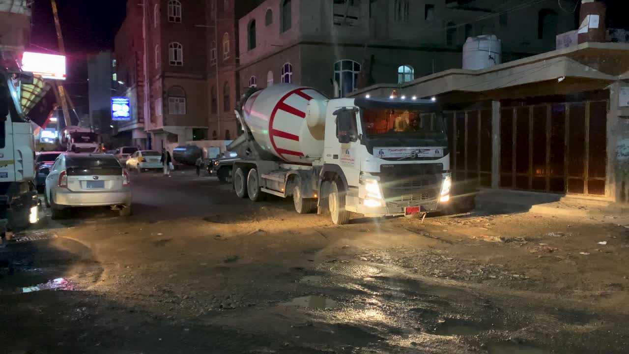 콘크리트 밤을 혼합하기 위해 건설 현장 근처에서 기다리는 무거운 트럭