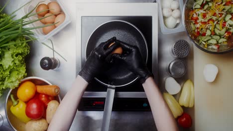 cooking a fried egg