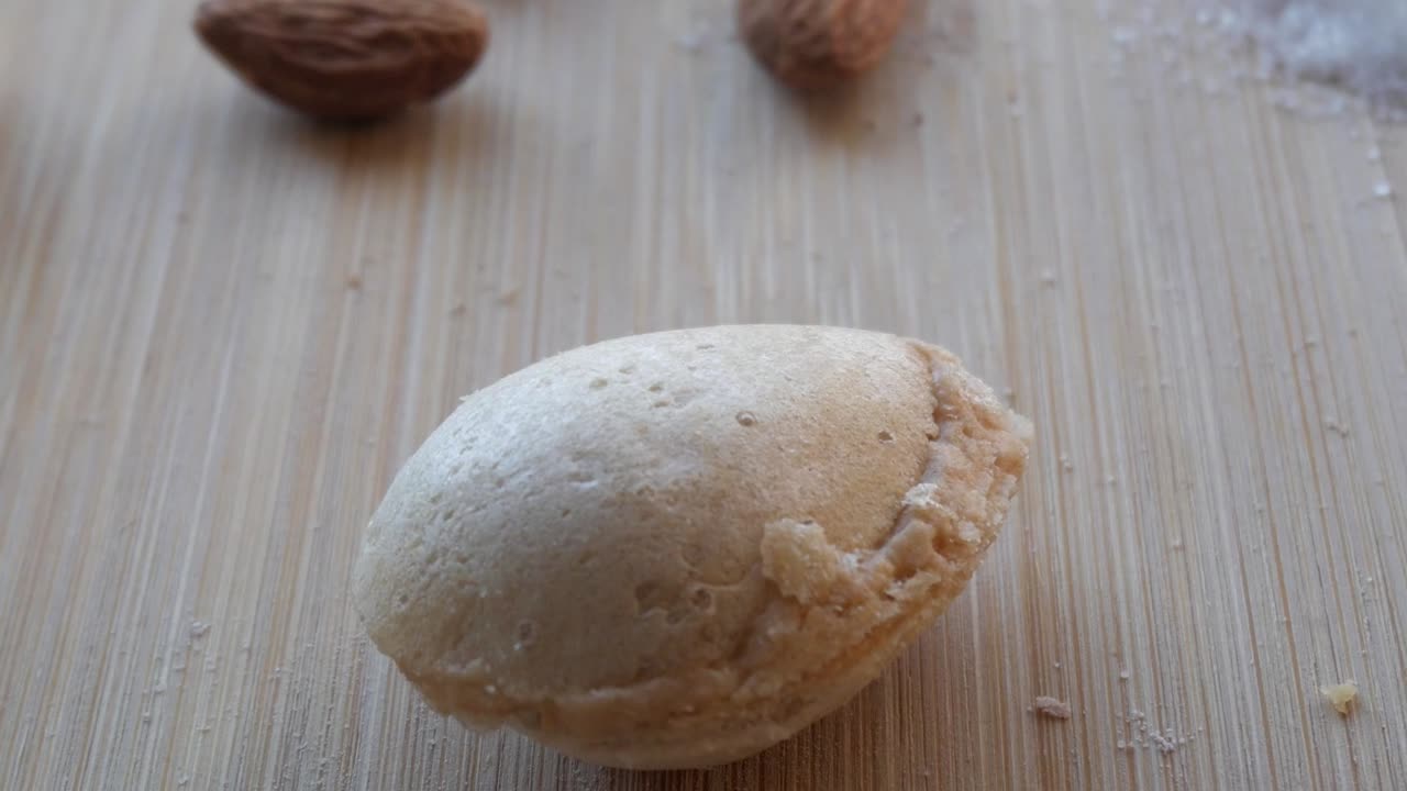 un primer plano de un dulce de mazapán de almendra español casero descansando en una superficie de madera
