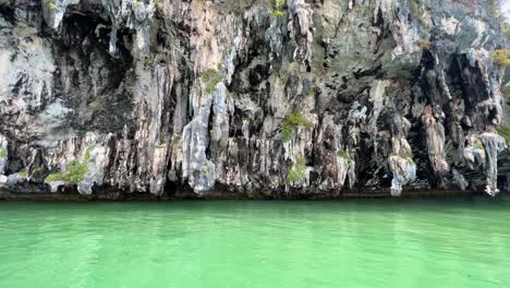 Al-Sur-De-Tailandia-Con-Aguas-Color-Esmeralda-Con-Botes-De-Cola-Larga-Y-Un-Lugar-Increíble-Para-Viajar-Cerca-De-Krabi,-La-Isla-Phi-Phi