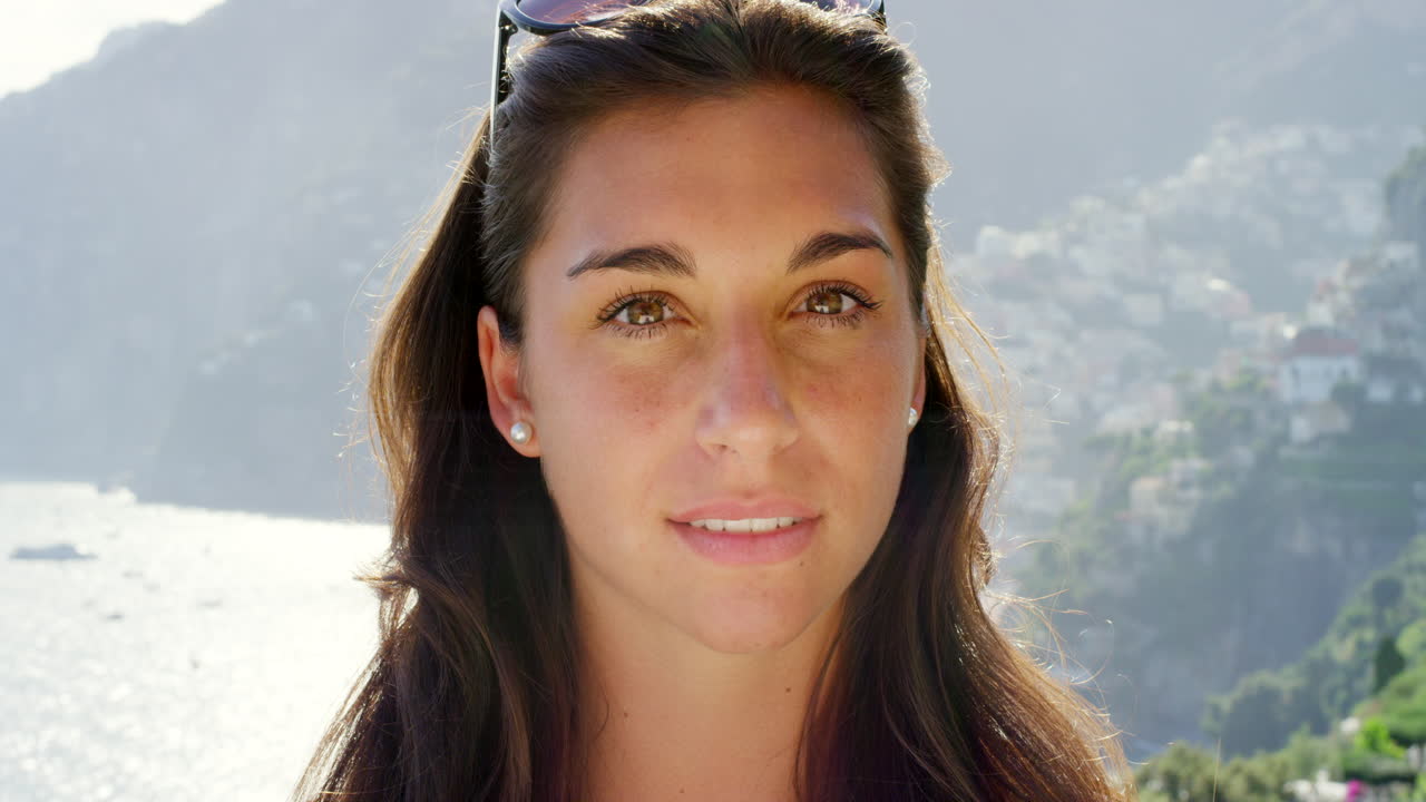 una mujer joven seria disfrutando de unas vacaciones en solitario