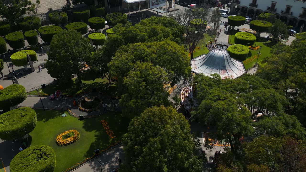 quiosco en el centro de la ciudad de morelia con drone