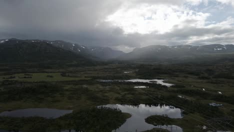 Norwegian-mountains,-forest-and-forest-lakes