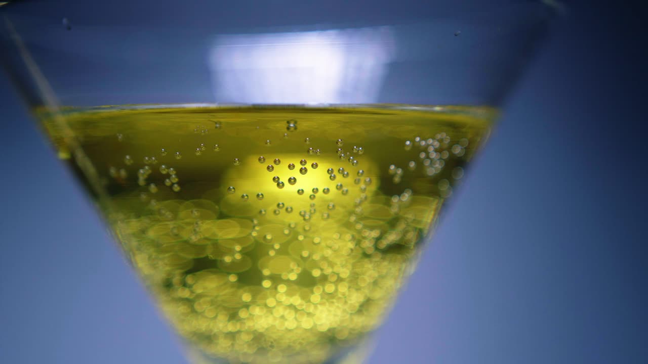 바텐더가 노란색 테일에 우유를 첨가합니다.