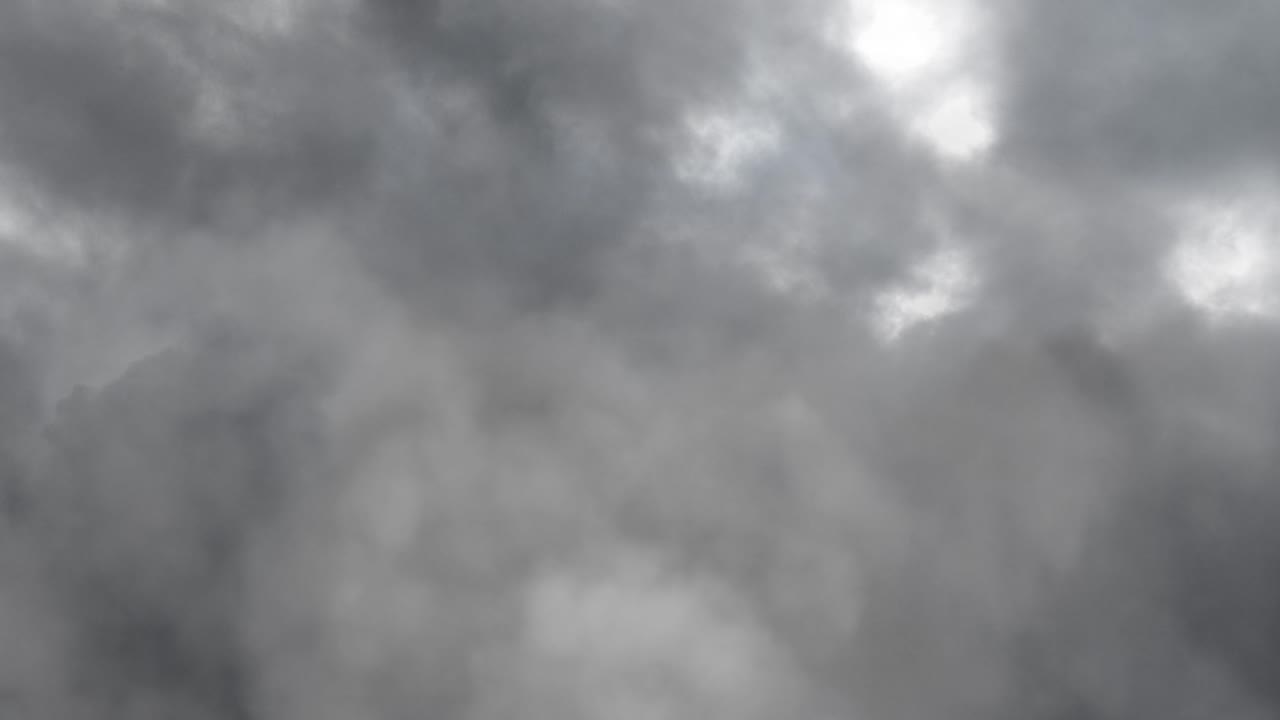 어두운 cumulonimbus 구름이 발생하는 천둥 폭풍의 공중 시각