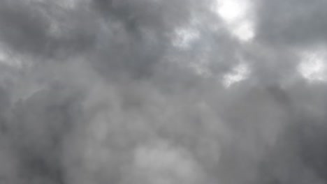 vista aérea de las tormentas eléctricas que ocurren nubes oscuras de cumulonimbus