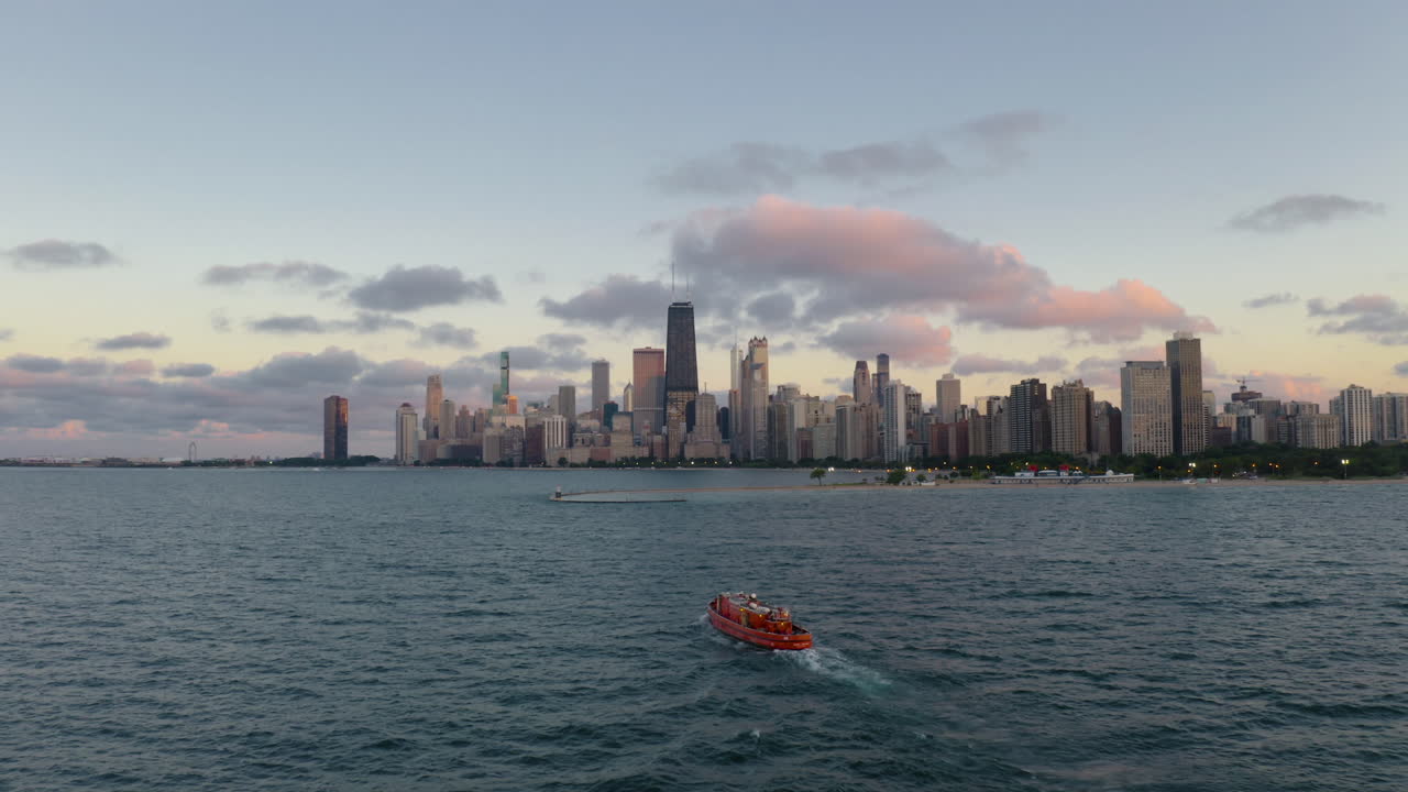 미시간 호수 에 있는  ⁇ 은 보트 와 함께 시카고 시내 의 공중 전망