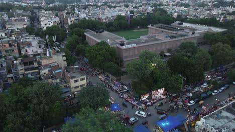 Tomas-Aéreas-De-4.000-Metros-De-Una-Concurrida-Intersección-De-Carreteras-En-Los-Suburbios-Residenciales-De-Nueva-Delhi-En-Un-Hermoso-Día-Deslizándose-Sobre-Tejados,-Calles,-Parques-Y-Mercados-En-La-India