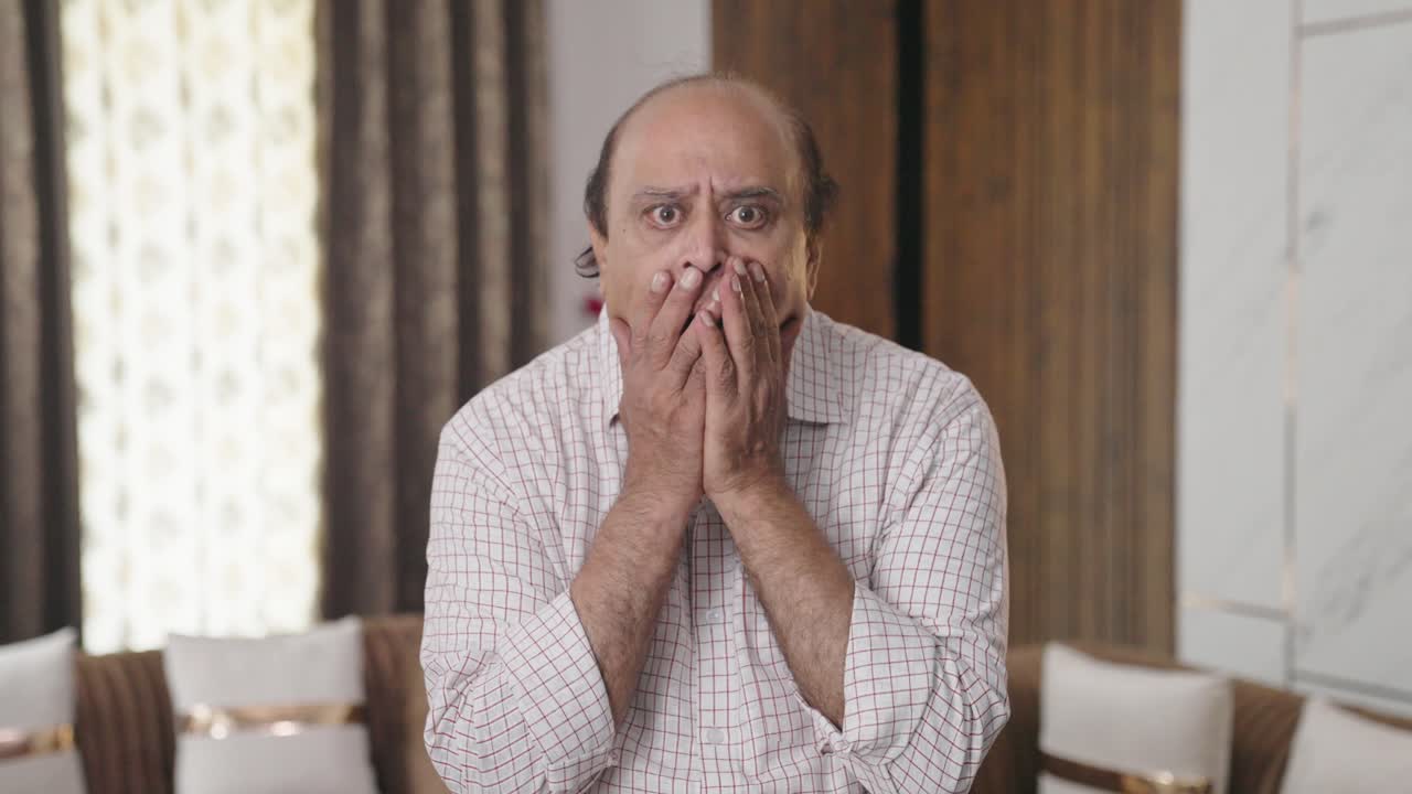 un anciano indio molesto recibe una noticia impactante.