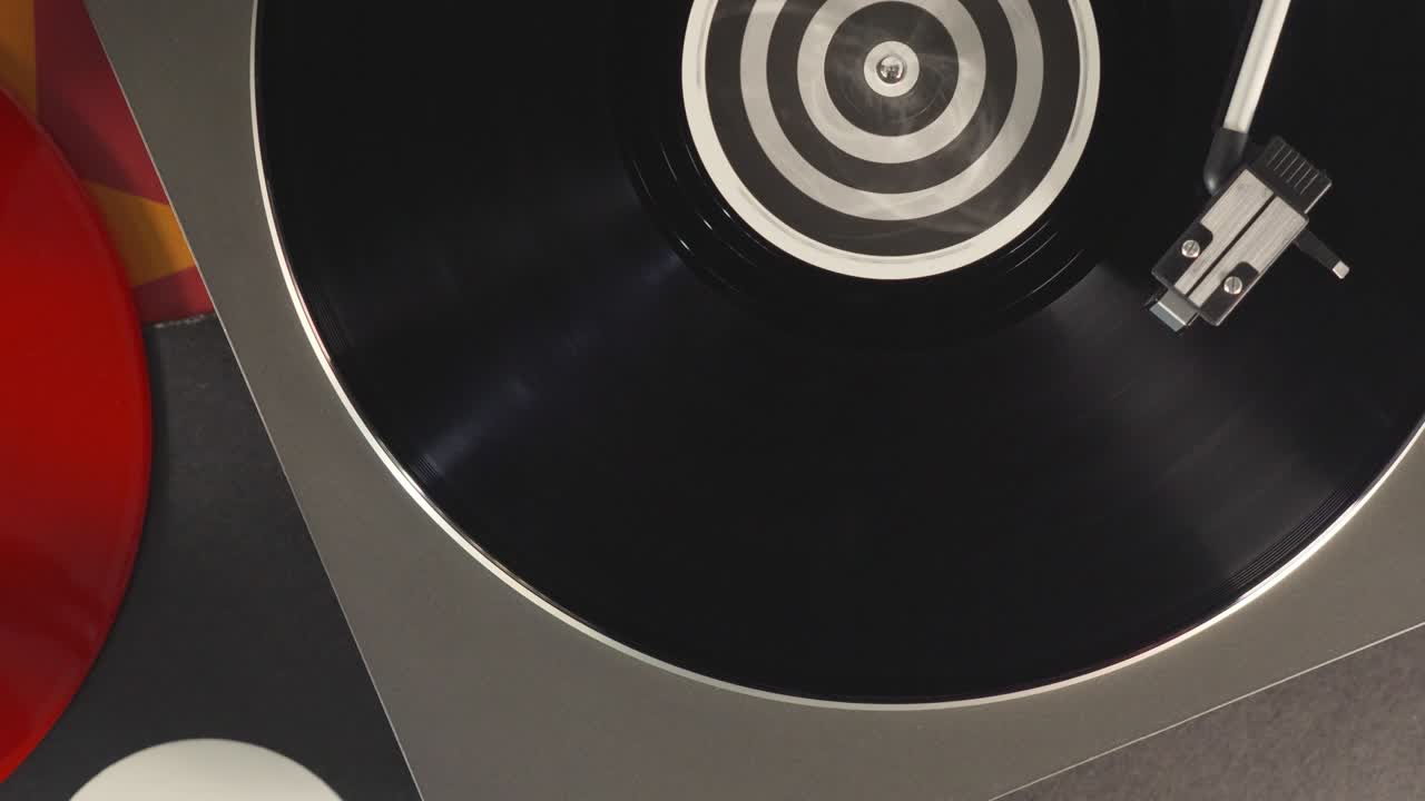 나무 테이블 위의 턴테이블 비닐 레코드 플레이어, 레드 플레이트, 그라모폰 및 토크 플레이트 클로즈업.