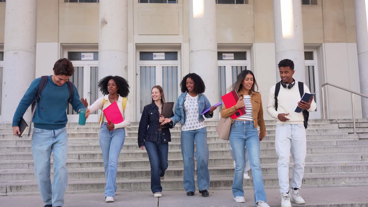 Gruppo di studenti sui gradini dell'università