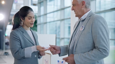 Stimmabgabenadel,-Stimmzettel-Und-Frau-Am-Stand