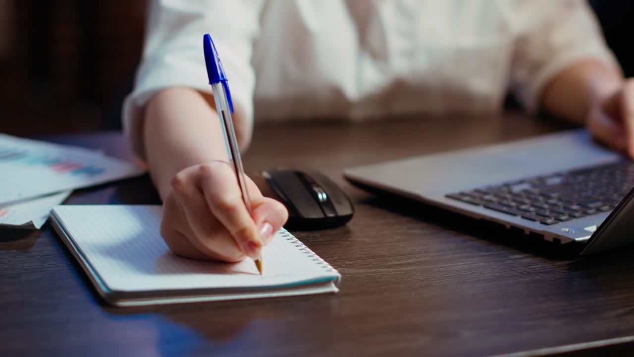 mujer de negocios en la oficina de pared de ladrillo centrada en el acabado del proyecto de la compañía