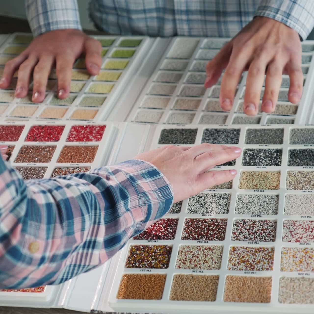 pareja joven elige muestras de materiales para la renovación del hogar