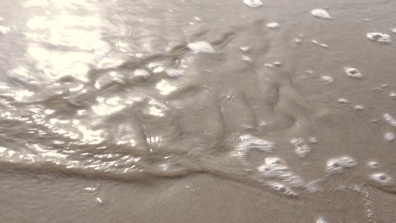 물이 빠지고 모래 위에 행복한 2021년이 그려져 있다