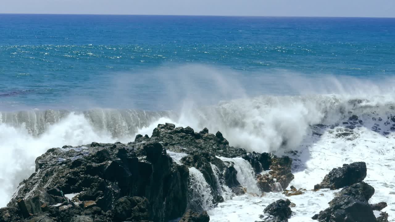 poderosas olas del océano chocando contra las rocas