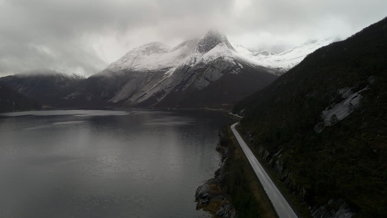 Majesteettinen lumipeitteinen Stetind-vuori Tysfjordin vieressä