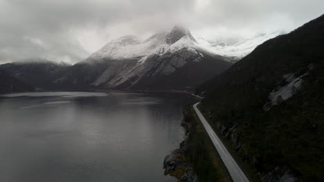 Majestuosa-Montaña-Stetind-Cubierta-De-Nieve-Junto-A-Tysfjord