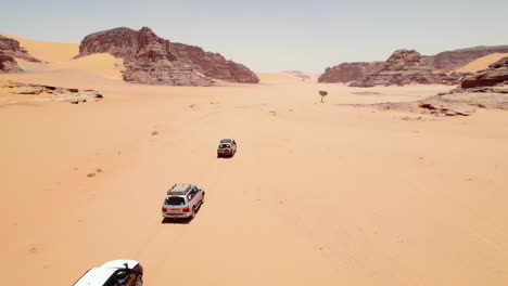 Vista-Aérea-De-Las-Caravanas-Que-Viajan-A-Través-Del-Desierto-Del-Sahara-Cerca-De-Djanet-En-El-Sureste-De-Argelia