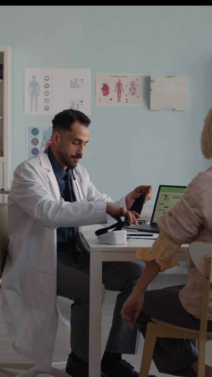 El médico chequeando la presión arterial del paciente