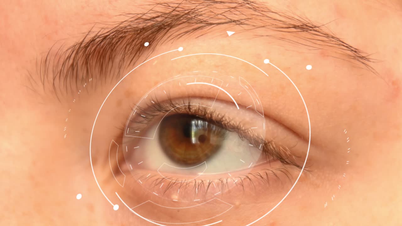 젊은 빨간 머리 여성의 밝은 갈색 눈을 감고 그녀의 동공 앞에서 회전하는 흰색 미래형 첨단 기술 요소