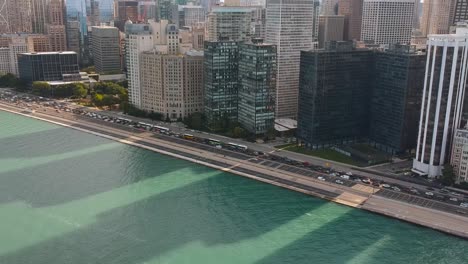 Die-Skyline-Von-Chicago-überschattet-Den-Michigansee