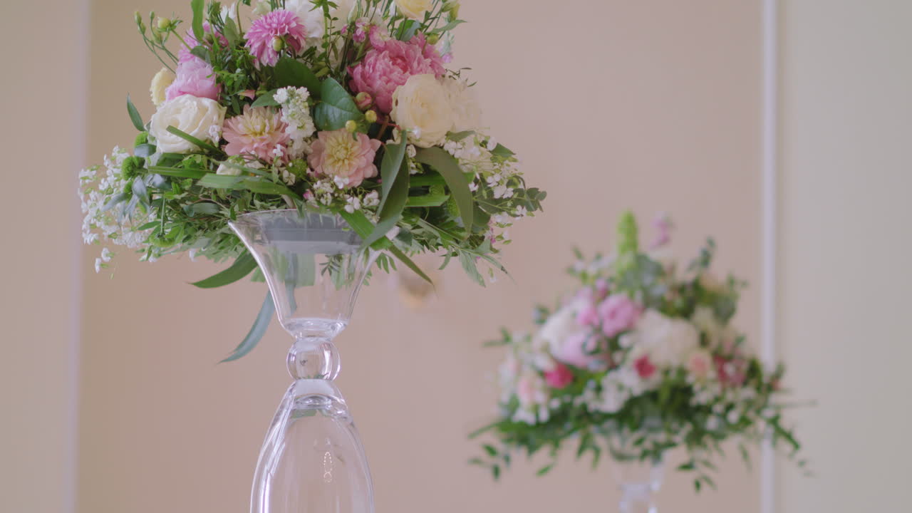 흰 꽃 장식이 있는 결혼식 피로연장 3