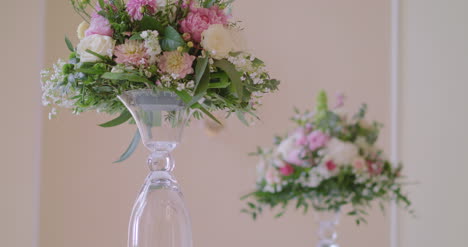 Lugar-De-Recepción-De-Boda-Con-Decoración-De-Flores-Blancas-3