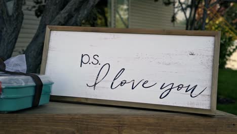 a wooden sign that reads "p