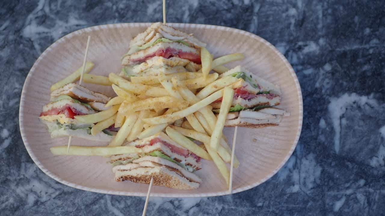 клубный сэндвич с картофелем фри