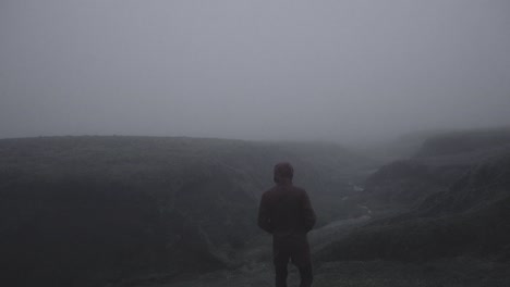 Silhouette-In-Einer-Verlassenen-Isländischen-Schlucht-In-Einer-Nebligen,-Stimmungsvollen,-Dramatischen-Landschaft