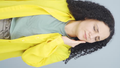 Vertical-video-of-Young-woman-with-toothache.