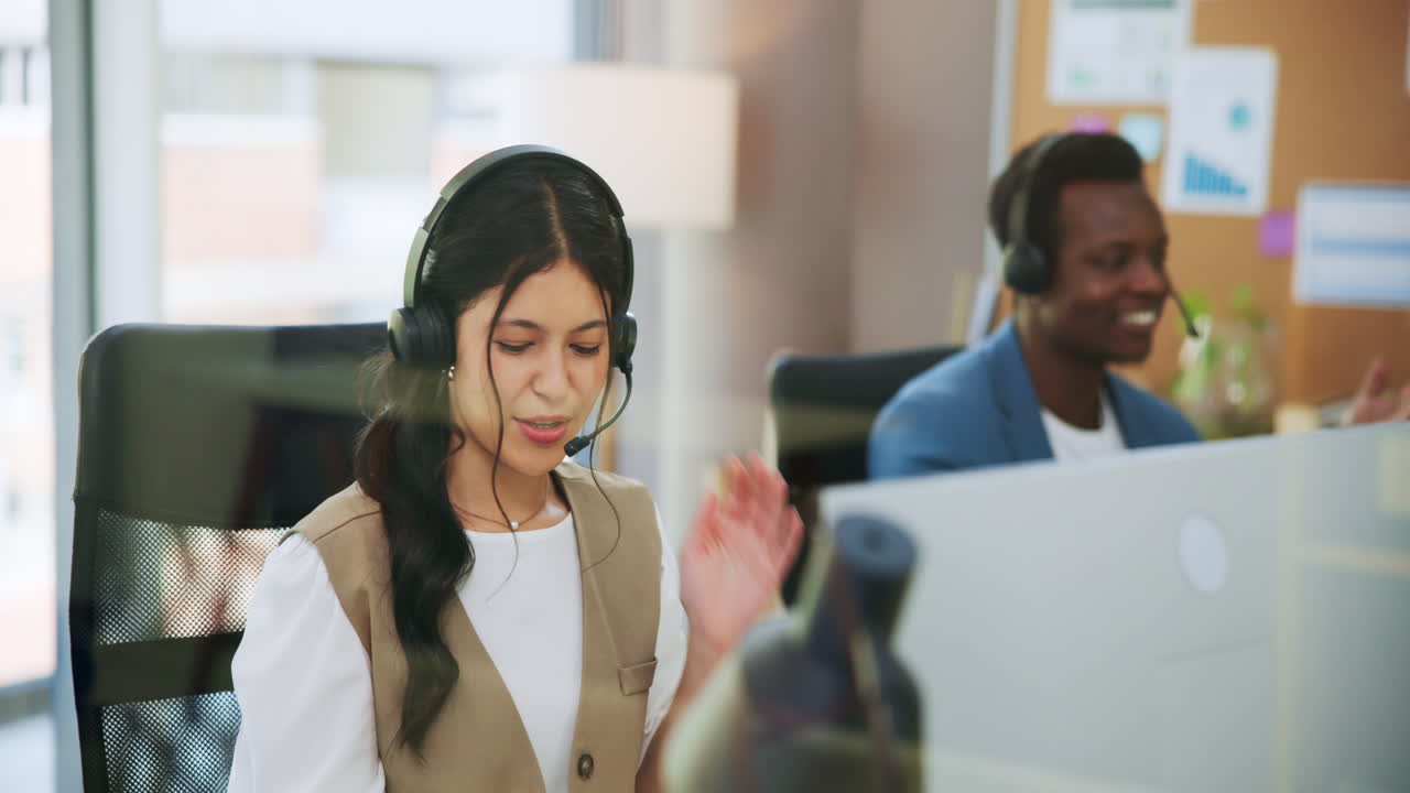 Donna professionista che lavora come agente del servizio clienti in ufficio