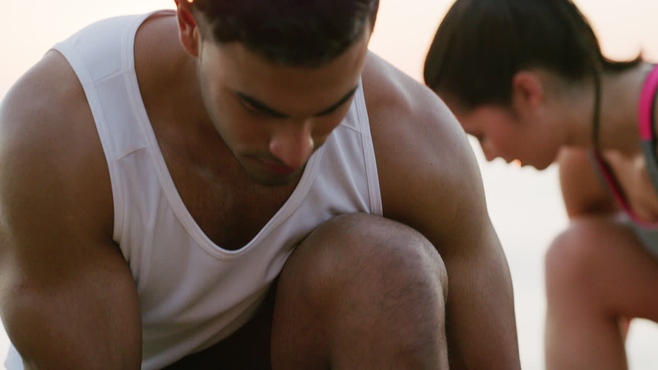 젊은 매력적인 부부가 신발 ⁇ 을  ⁇ 고 있습니다.