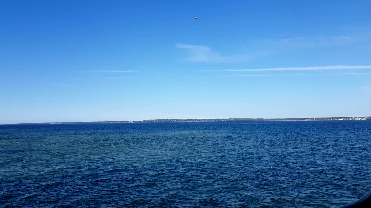 바다와 하늘의 구름의 풍경. 바다 위의 은 날씨에 구름과 함께 파란 하늘.