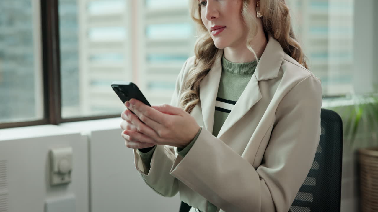 Una donna in ufficio che parla al telefono