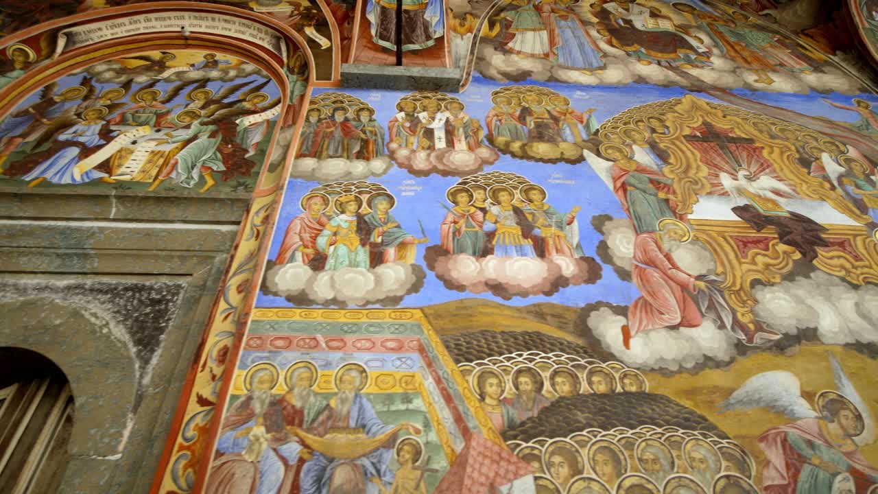 Innenansicht des Rila-Klosters in Bulgarien mit komplizierten Fresken und heiligen Gemälden, die historische orthodoxe Kunst und reiches kulturelles Erbe zeigen