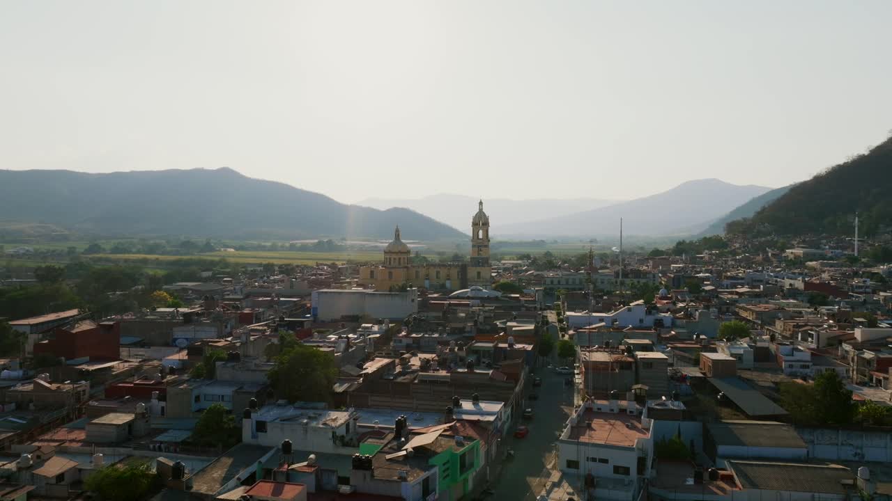 vuelo rápido con vistas al centro de la ciudad de tamazula de gordiano y a la iglesia de la señora del santuario