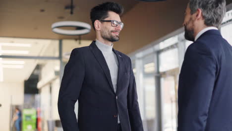 hombres de negocios en conversación